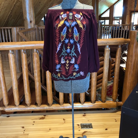 Off the shoulder embroidered shirt - Picture 1 of 3